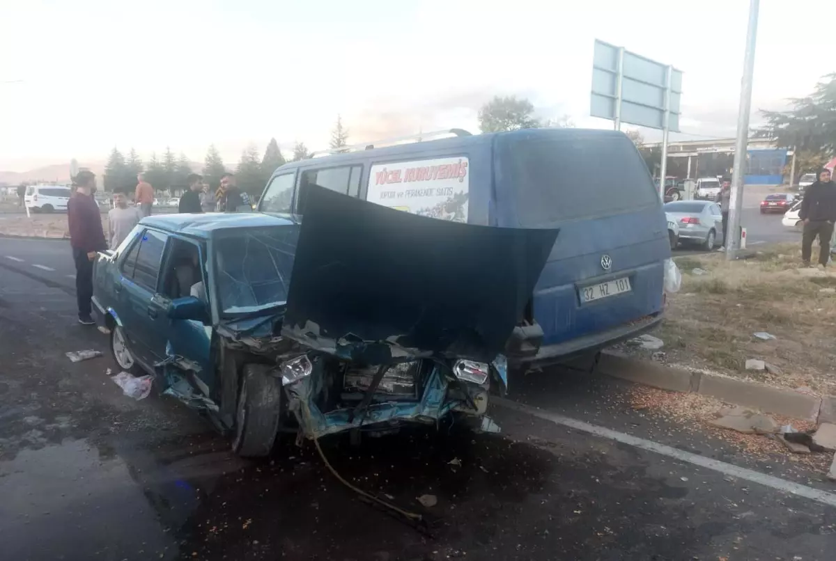 Şarkikaraağaç\'ta Kaza: 2 Yaralı