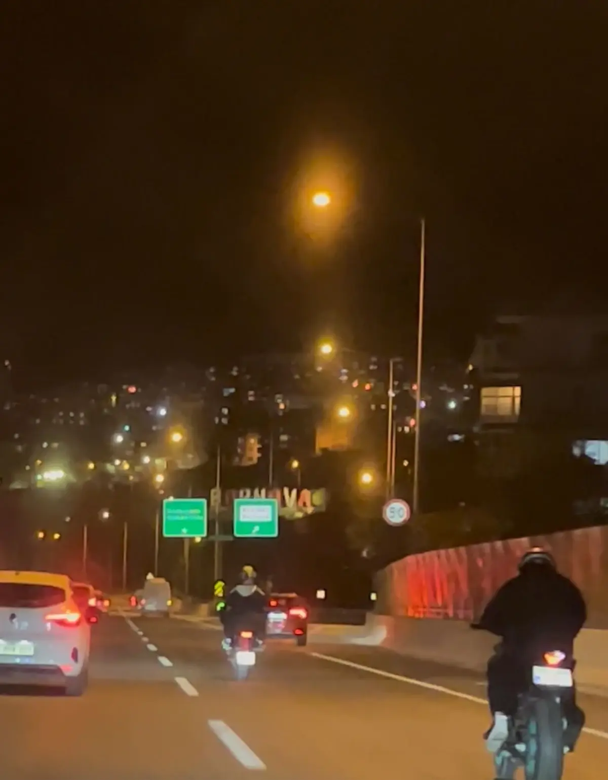 İzmir\'de Motosikletler Tek Teker Üzerinde