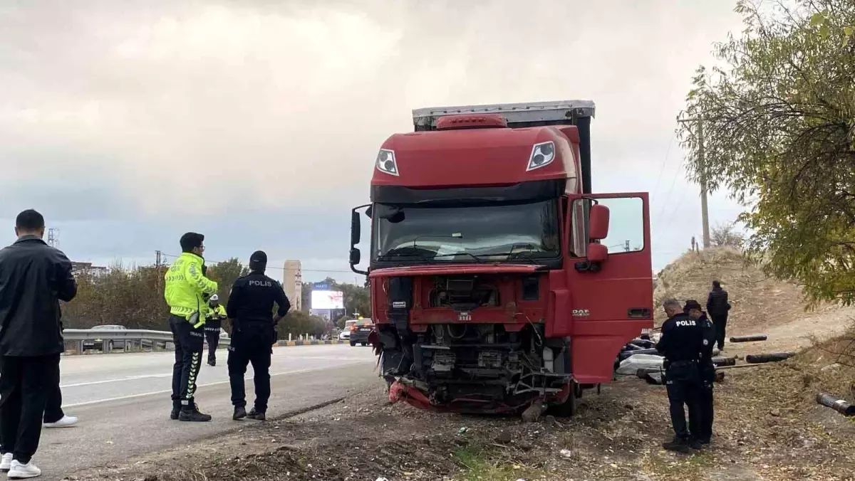 Burdur\'da Kavşak Kazası: Tır Sürücüsü Tutuklandı