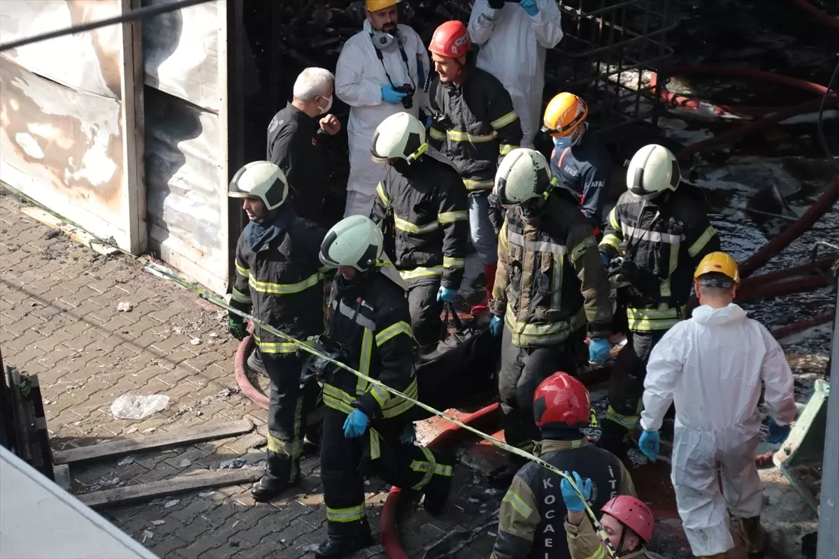 Dilovası\'nda Kozmetik Fabrikası Yangını