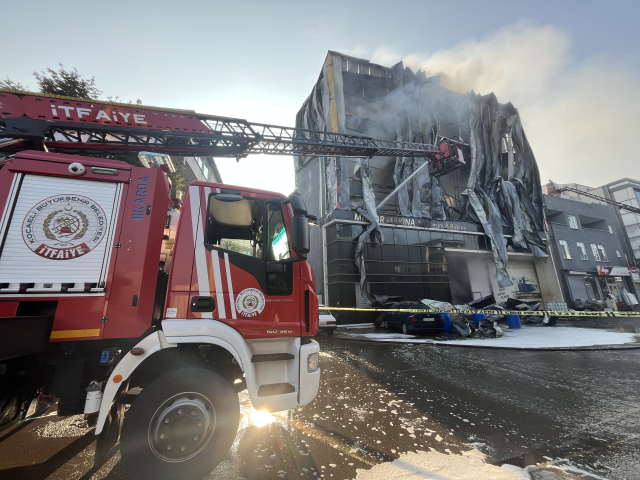 Kocaeli'nde parfüm deposunda yangın! 6 kişi hayatını kaybetti