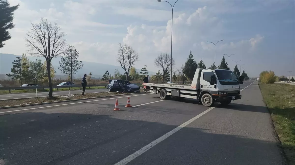 Kütahya\'da Otomobil Ağaçla Çarpıştı