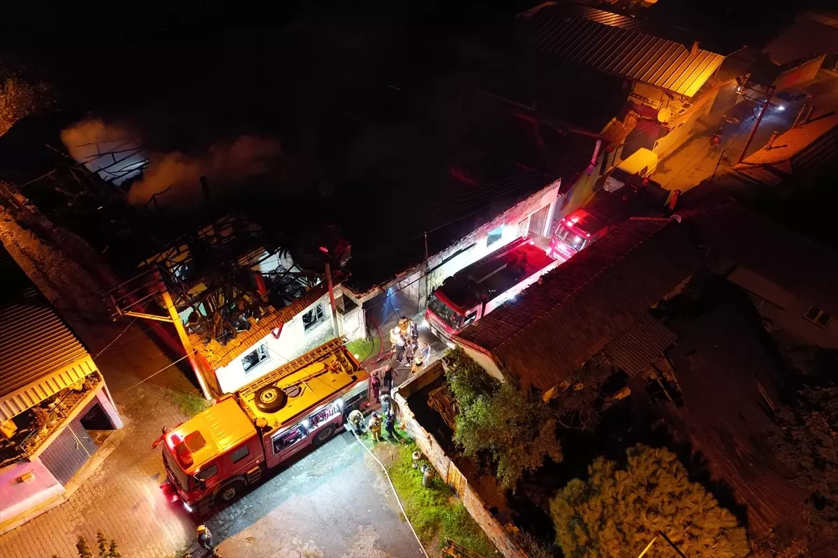 Turgutlu\'da Yangın: İki Ev Hasar Gördü