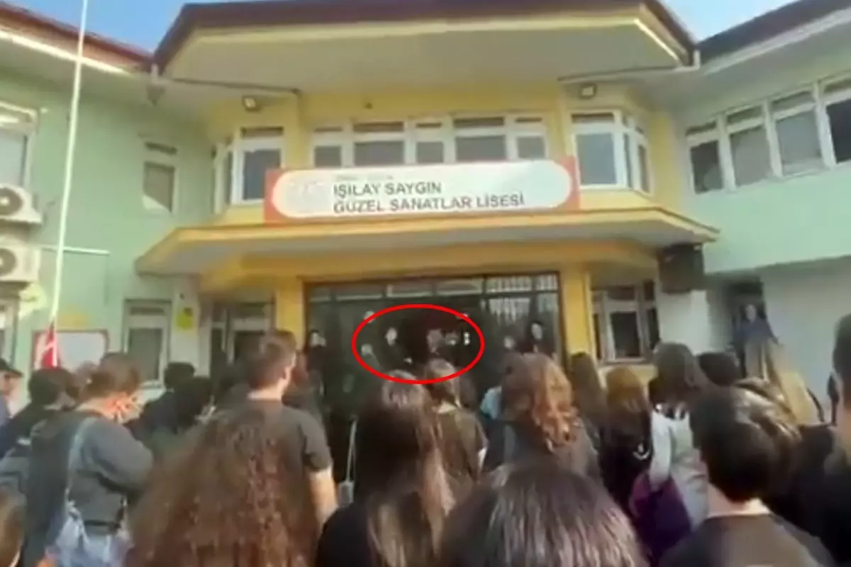 Okulda \'\'Andımız\'\' krizi! Müdür susturmaya çalıştı ama öğrenciler durmadı