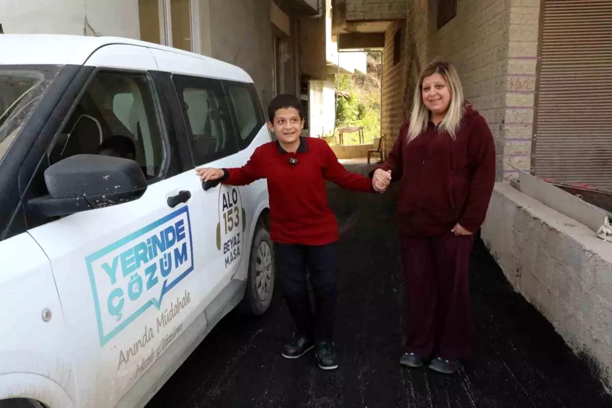 Hatay\'da Özel Gereksinimli Çocuğun Yolu Asfaltlandı