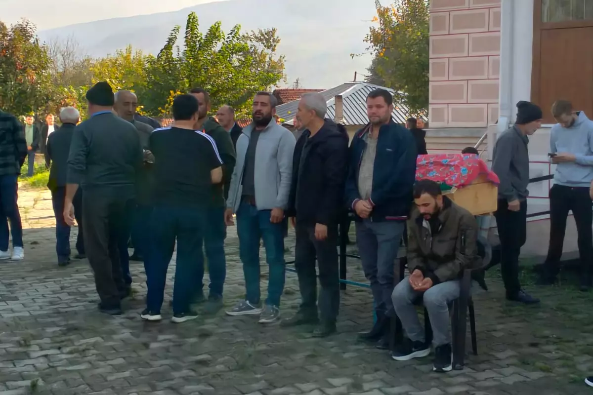 Küçük Eslem toprağa verildi