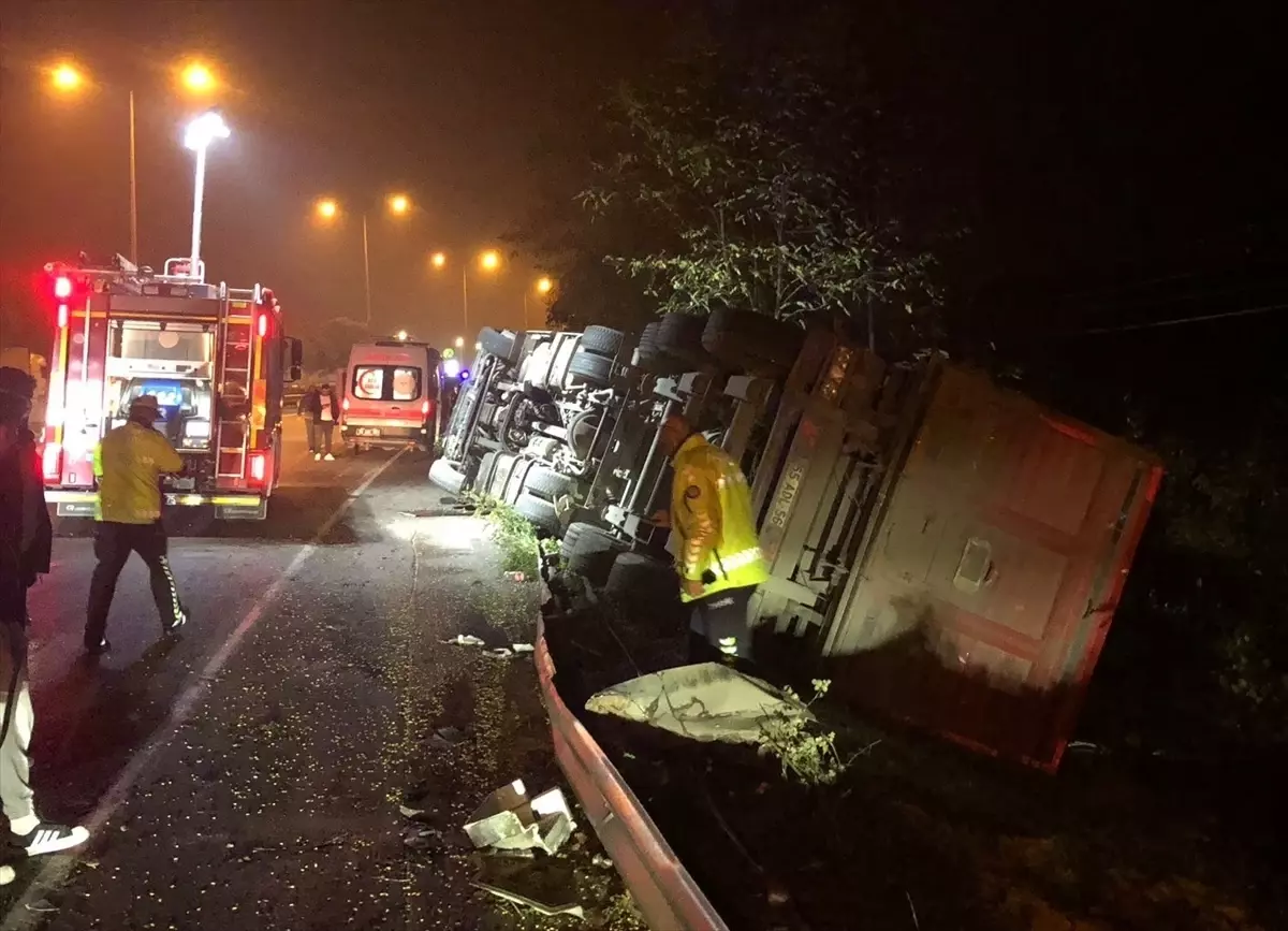 Bafra\'da Tır Devrildi, Sürücü Yaralandı