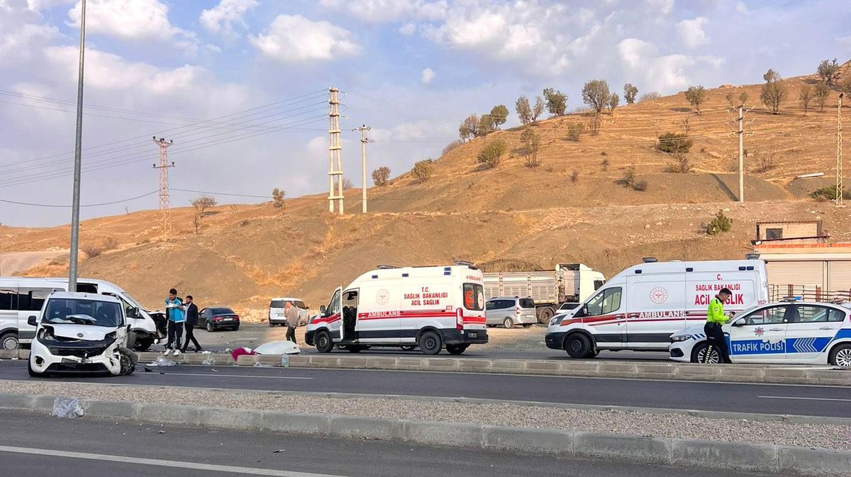 Şırnak\'ta Minibüs ve Ticari Araç Çarpıştı: 19 Yaralı