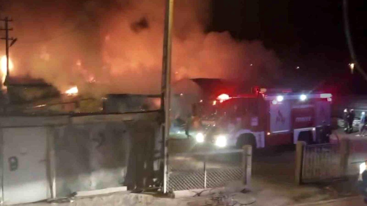 Sivas\'ta Ahırda Yangın: Hayvanlar Kurtarıldı, Maddi Hasar Meydana Geldi