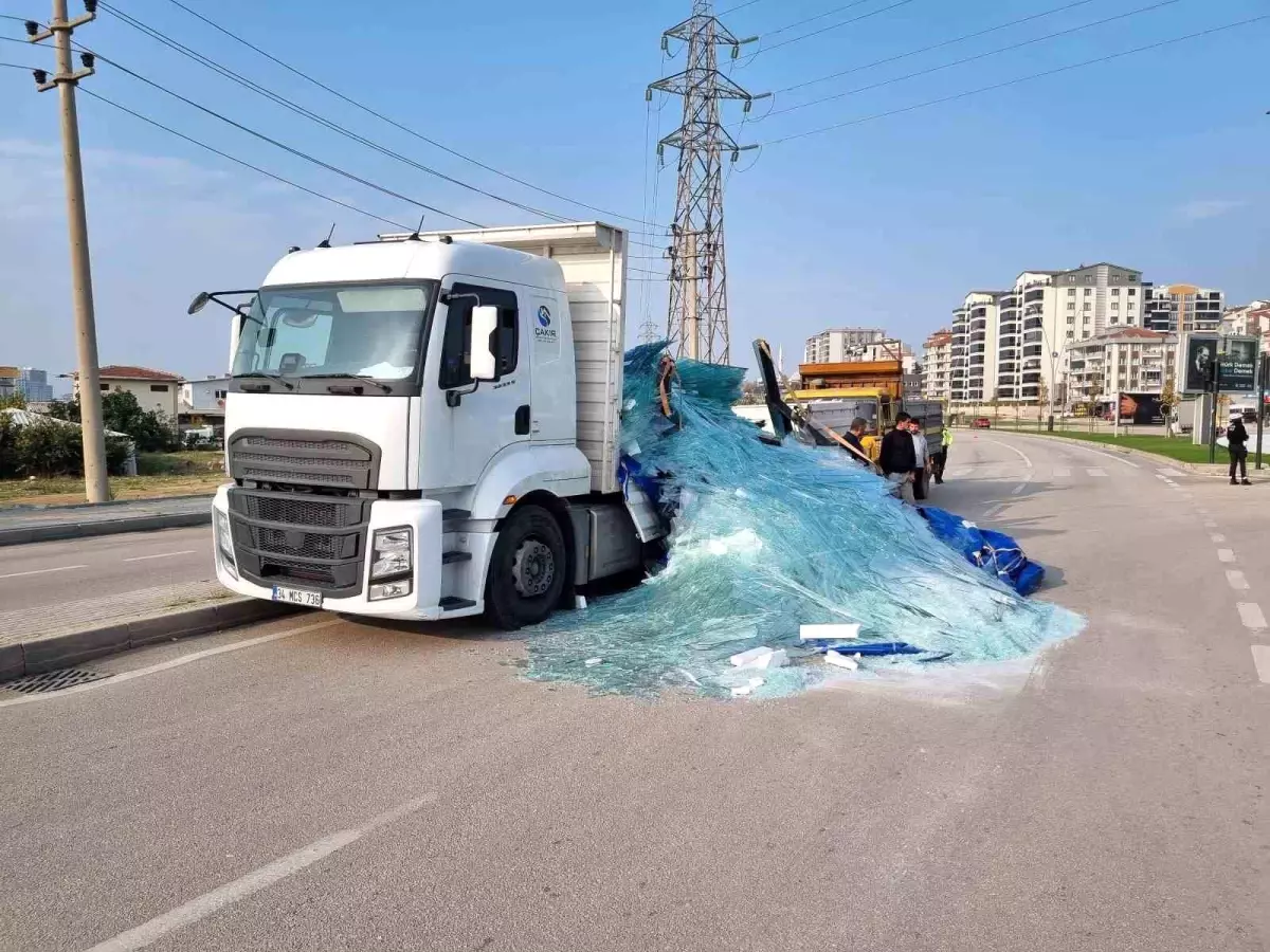 Bursa\'da Kamyonetin Kasasındaki Camlar Yola Saçıldı