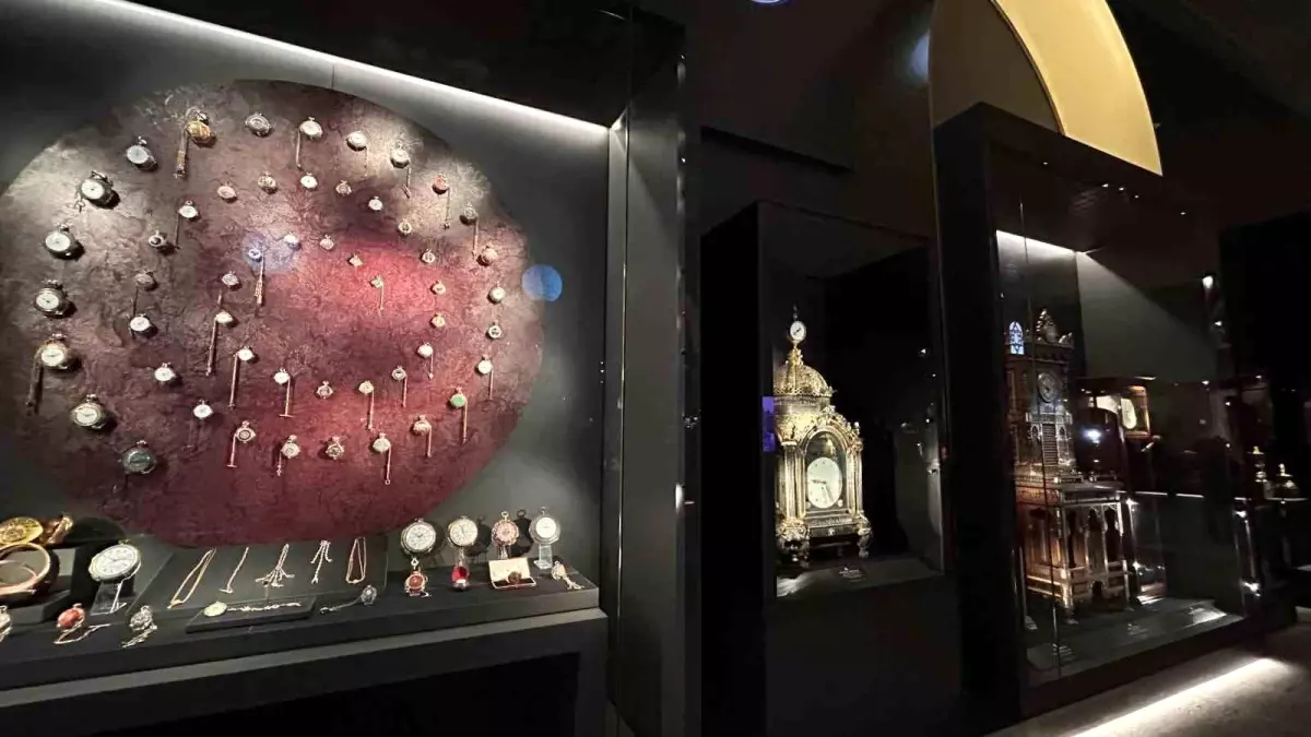 Topkapı Sarayı\'nın dünyaca ünlü saat koleksiyonunun kapıları vatandaşların ziyaretine açıldı