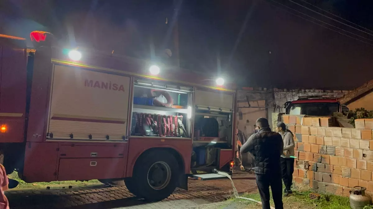 Müstakil evde korkutan yangın! Yan binaya da sıçradı