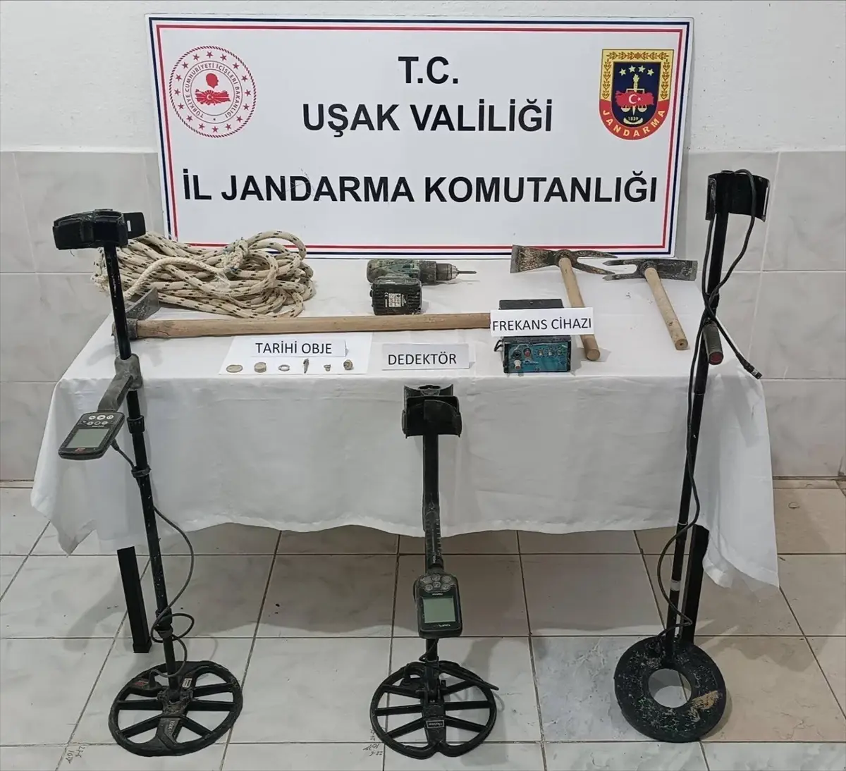 Karahallı\'da Kaçak Kazı Operasyonu: 3 Gözaltı