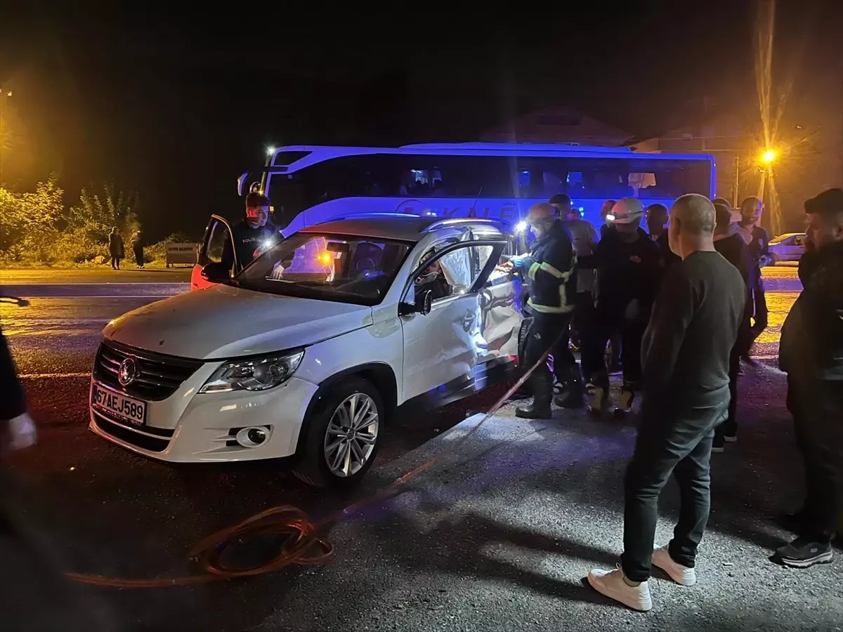 Devrek\'te Otomobil ile Otobüs Çarpıştı: 1 Yaralı