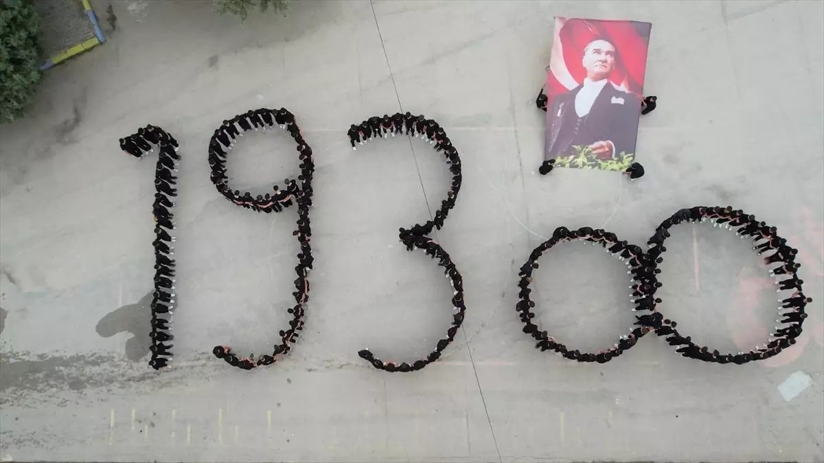 Amasya\'da lise öğrencilerinden "1938" koreografisi