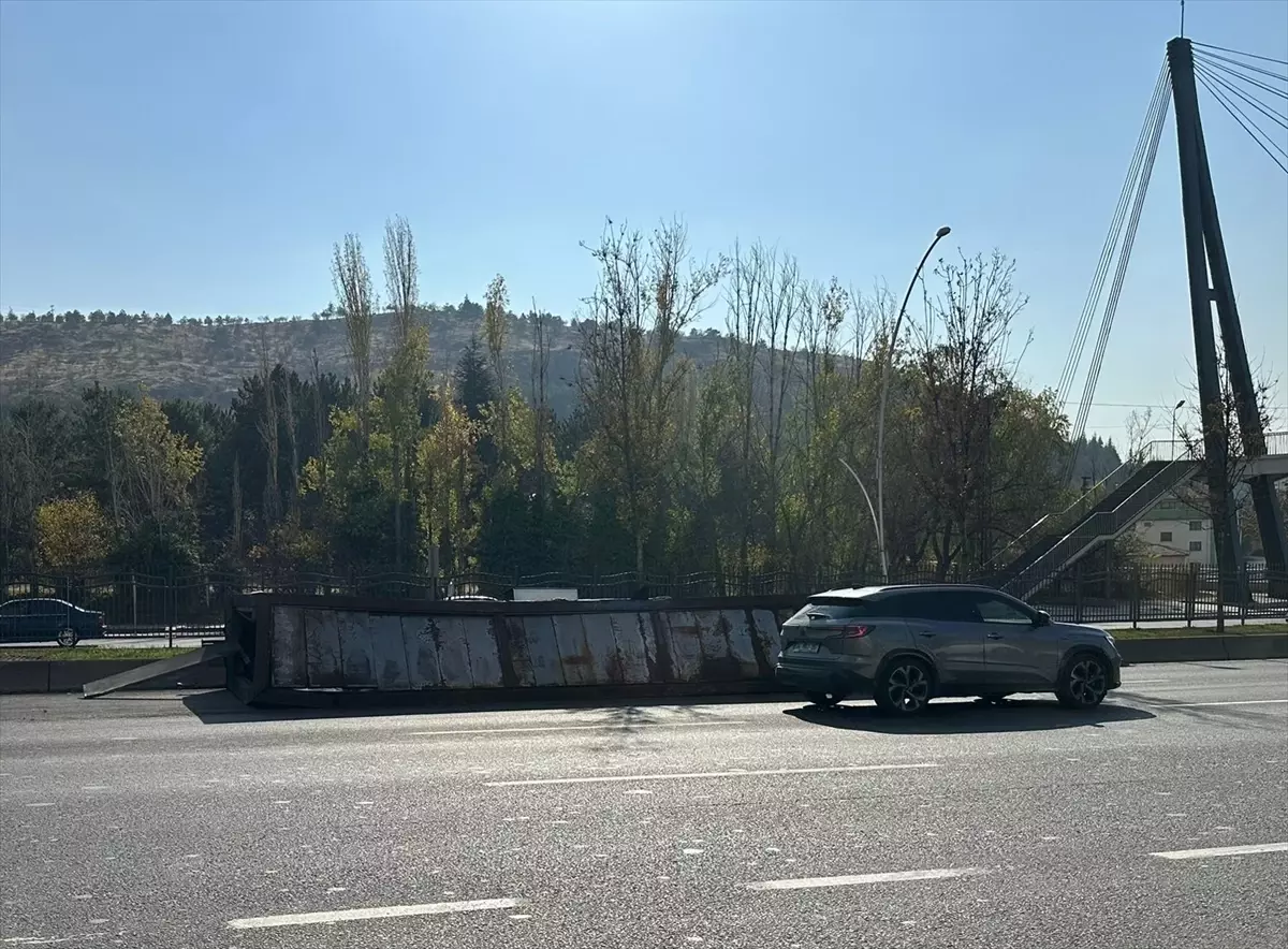 Tırın Dorsesi Devrildi: Kaza Anı Kamerada