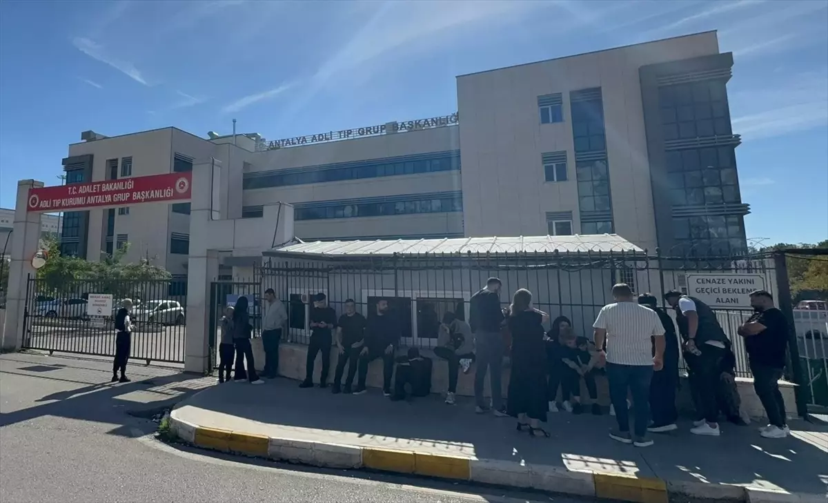 Antalya\'da Güvenlik Görevlisi Bıçakla Öldürüldü