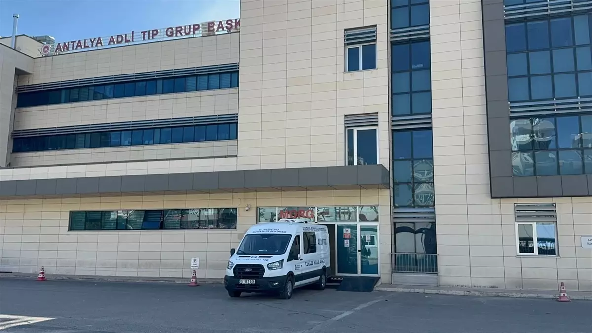 Antalya\'da Güvenlik Görevlisi Bıçakla Yaralandı