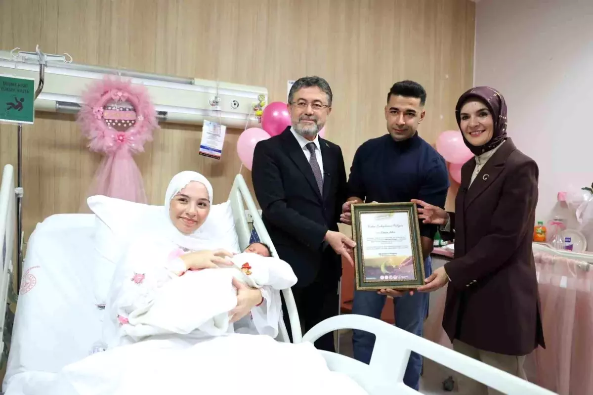 Bakanlar Göktaş ve Yumaklı\'dan "Her Aile 1 Fidan Sevdamız Yeşil Vatan" kampanyası kapsamında yeni doğan bebeklere ziyaret