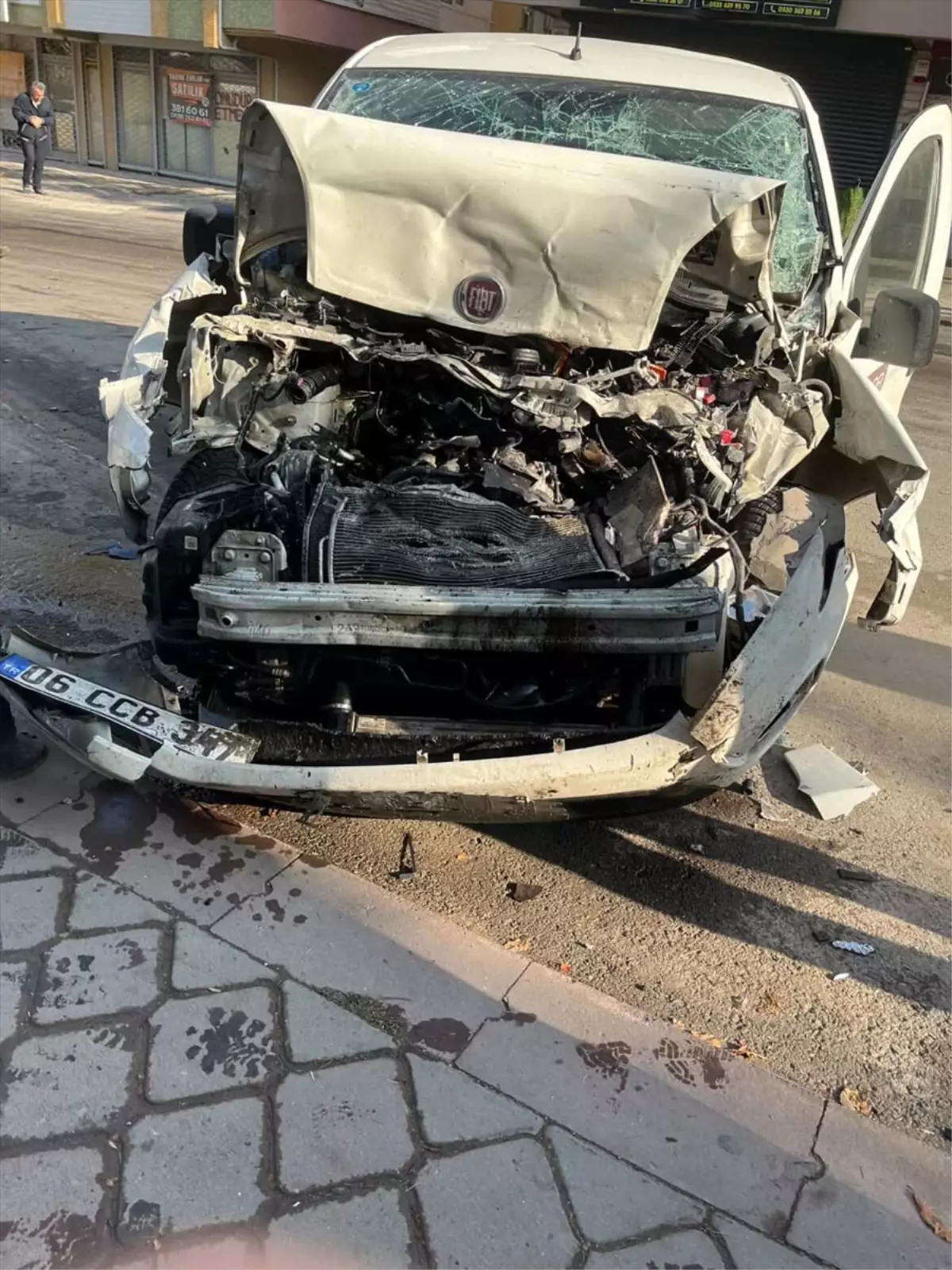 Freni Patlayan Kamyon Park Halindeki Araçlara Çarptı