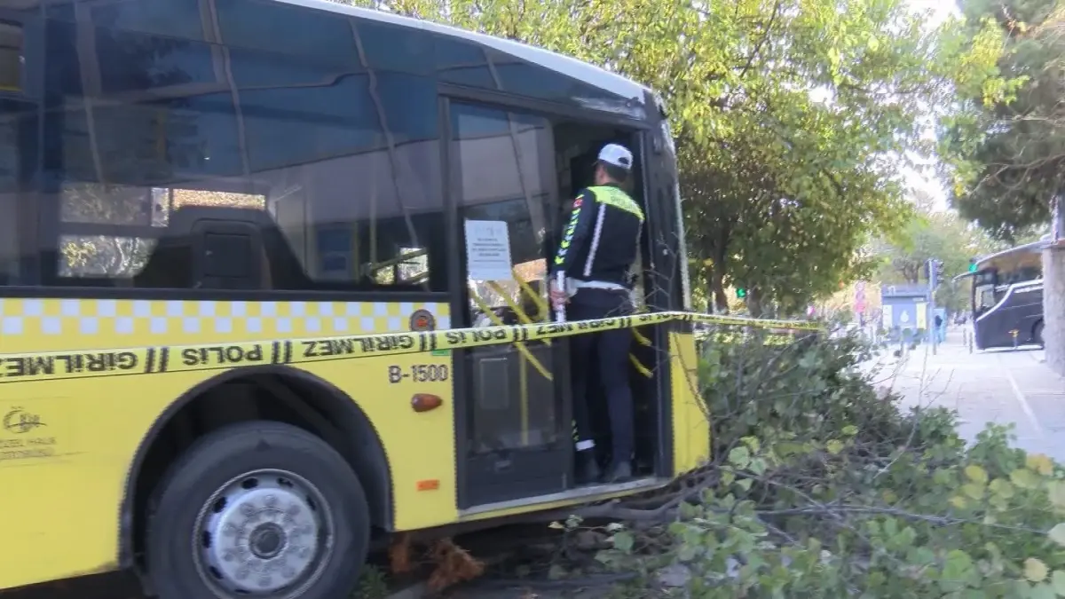 Beşiktaş\'ta İETT Otobüsü Kaza Yaptı