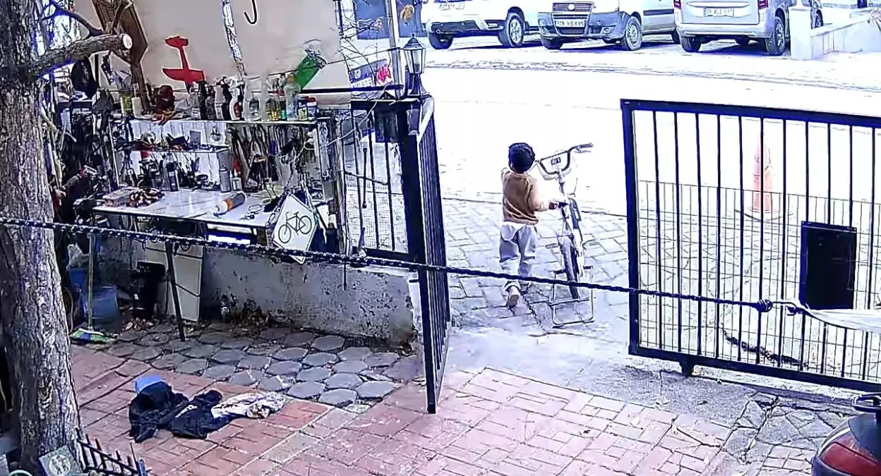 2 Yaşındaki Çocuktan Bisiklet Hırsızlığı