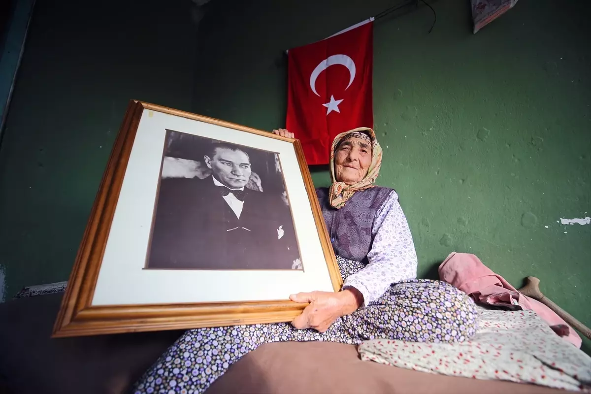 102 Yaşındaki Cennet Nine Atatürk\'ü Şiirle Anıyor