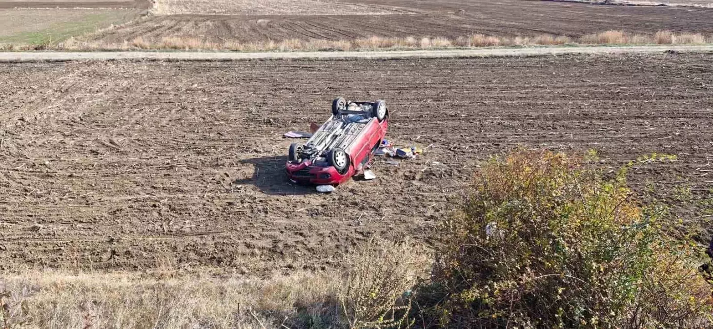 Çorum\'da Tarlaya Devrilen Otomobilde Sürücü Hafif Yaralandı
