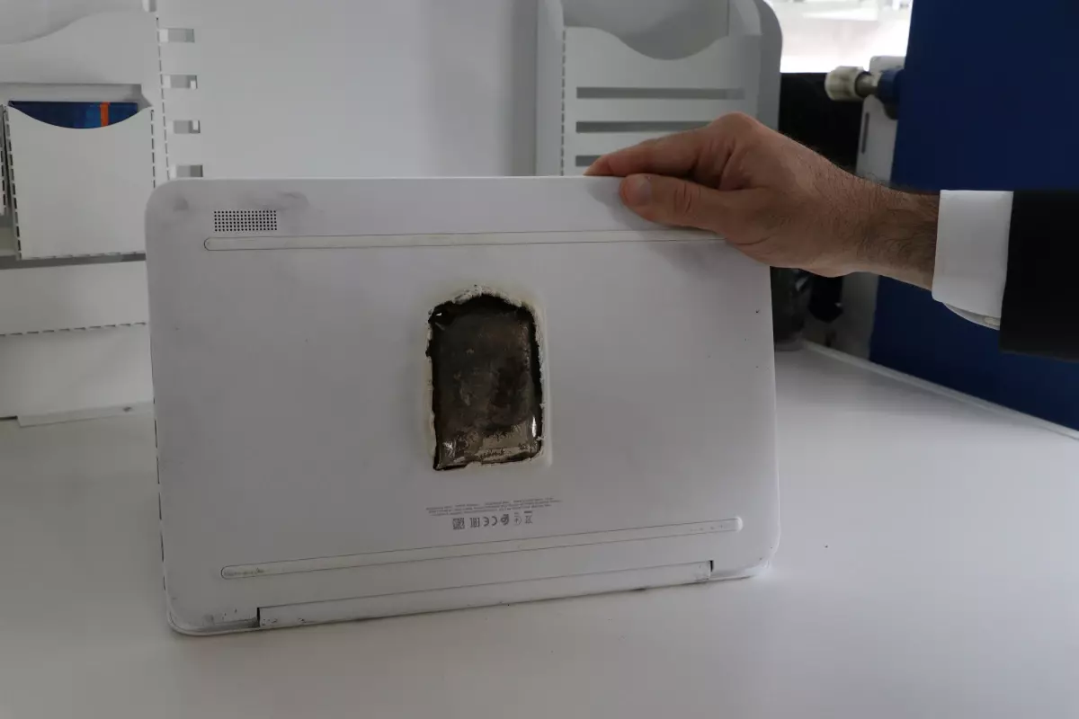 Dizüstü Bilgisayar Patladı, Yangın Çıkma Tehlikesi Yaşandı