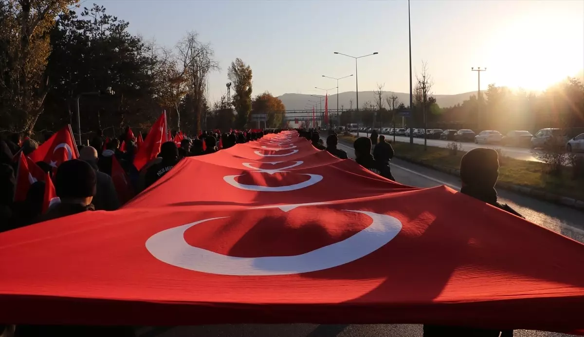 Erzurumlular Aziziye Destanı\'nın 148. yılında "ecdada saygı" için yürüdü