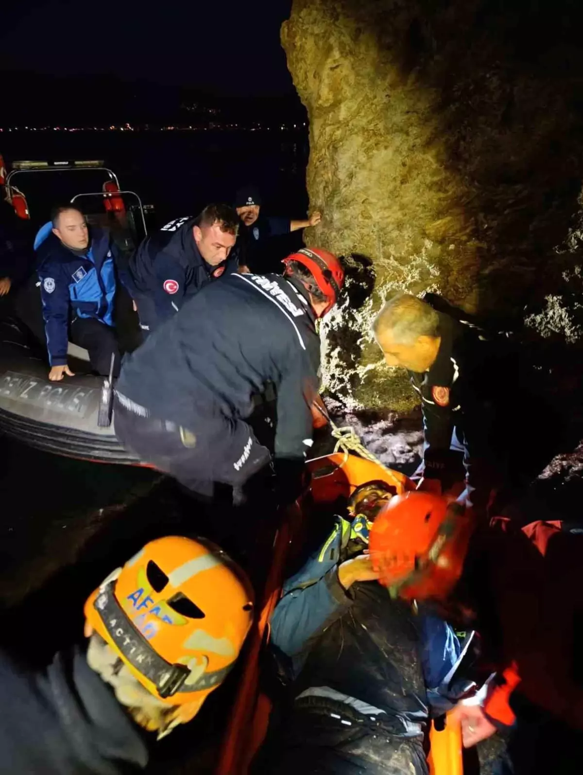 Antalya\'da Falezlerden Düşen Adam Kurtarıldı