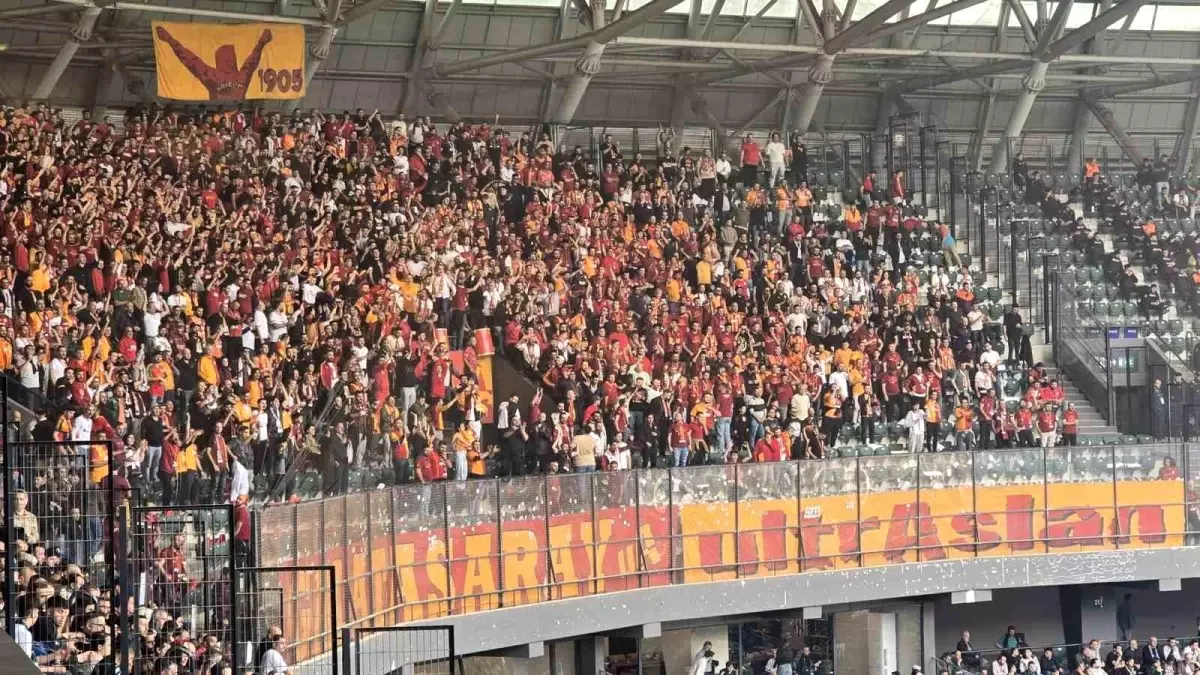 Galatasaray taraftarının Selçuk İnan tezahüratı sonrası tansiyon arttı