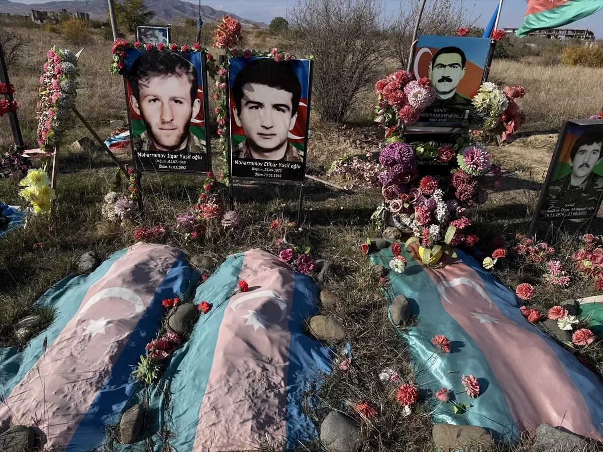 Hocalı şehitleri mezarlığı Karabağ\'ın işgalden kurtarılmasının ardından ziyaret ediliyor