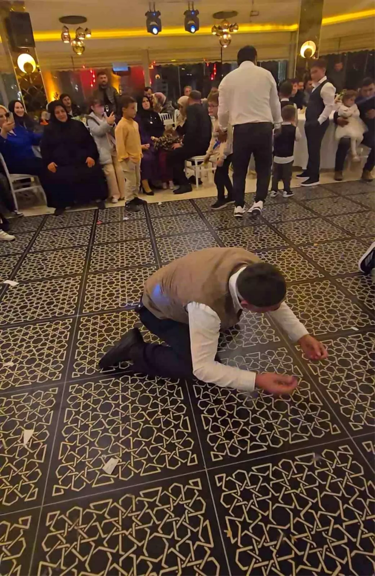 Tokat\'ta İhtiyar Delikanlıların Halay Performansı