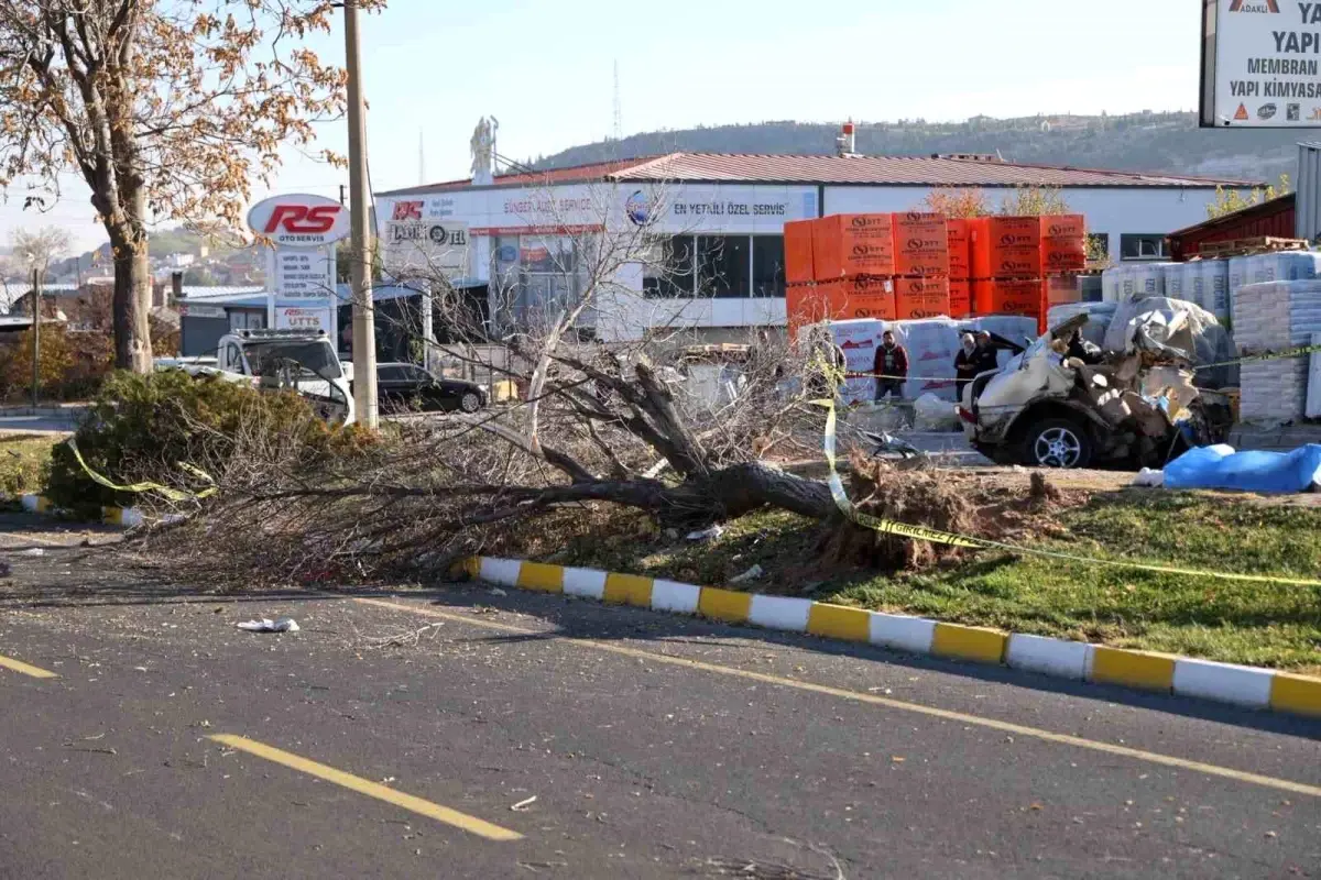 15 yaşında çocuğun kullandığı araç ikiye bölündü! 2 çocuk öldü, 1\'i ağır yaralı