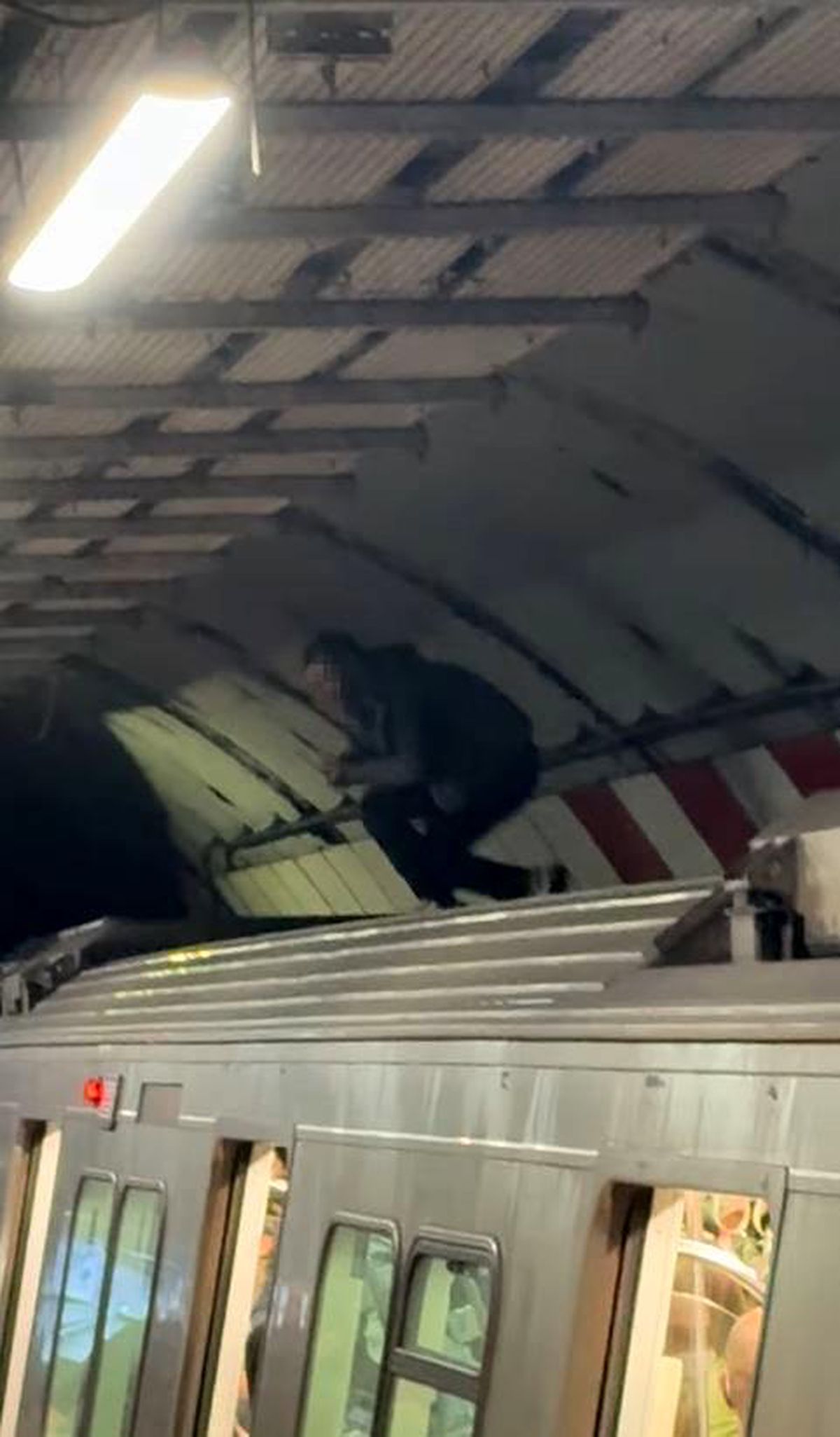 İstanbul\'da Metro Üzerine Çıkan Vatandaş Şaşırttı