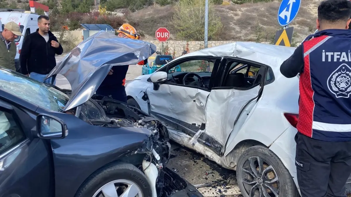 Karabük\'te Kavşak Trafik Kazası: 7 Yaralı