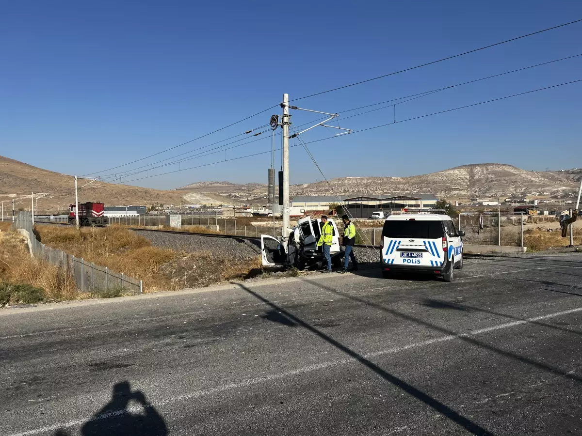 Kayseri\'de lokomotif hafif araca çarptı: 2 yaralı