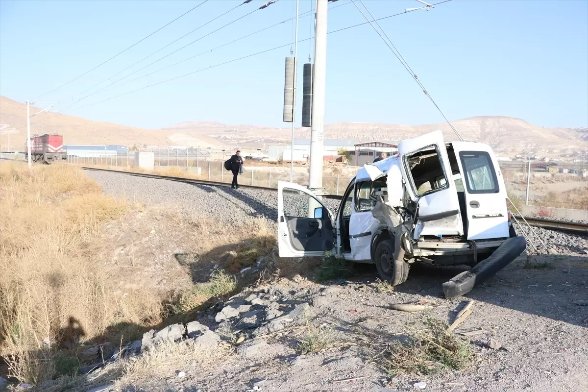 Kayseri\'de Lokomotif Araca Çarptı: 2 Yaralı