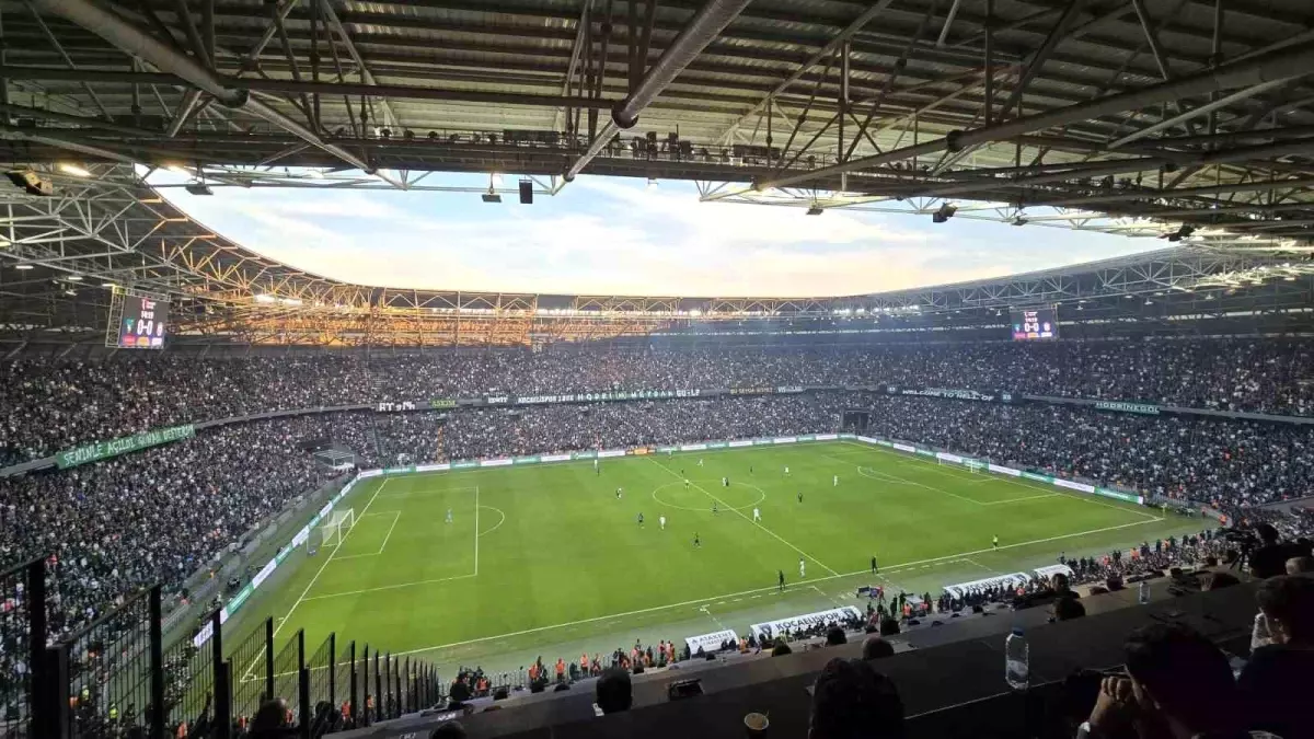 Kocaeli-Stadyumu\'nda Büyüleyici Atmosfer