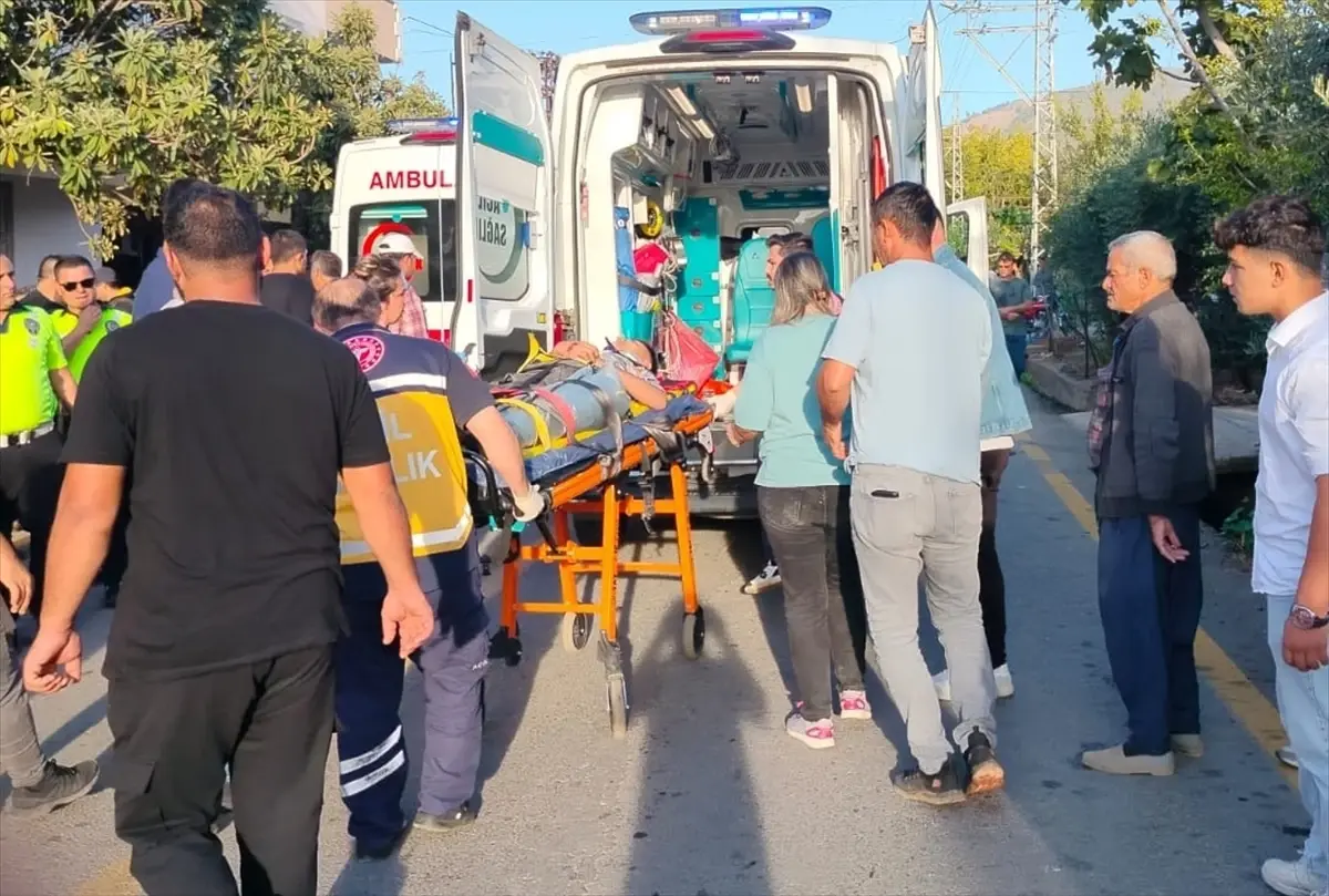 Mersin\'de otomobille çarpışan motosikletteki 2 kişi yaralandı