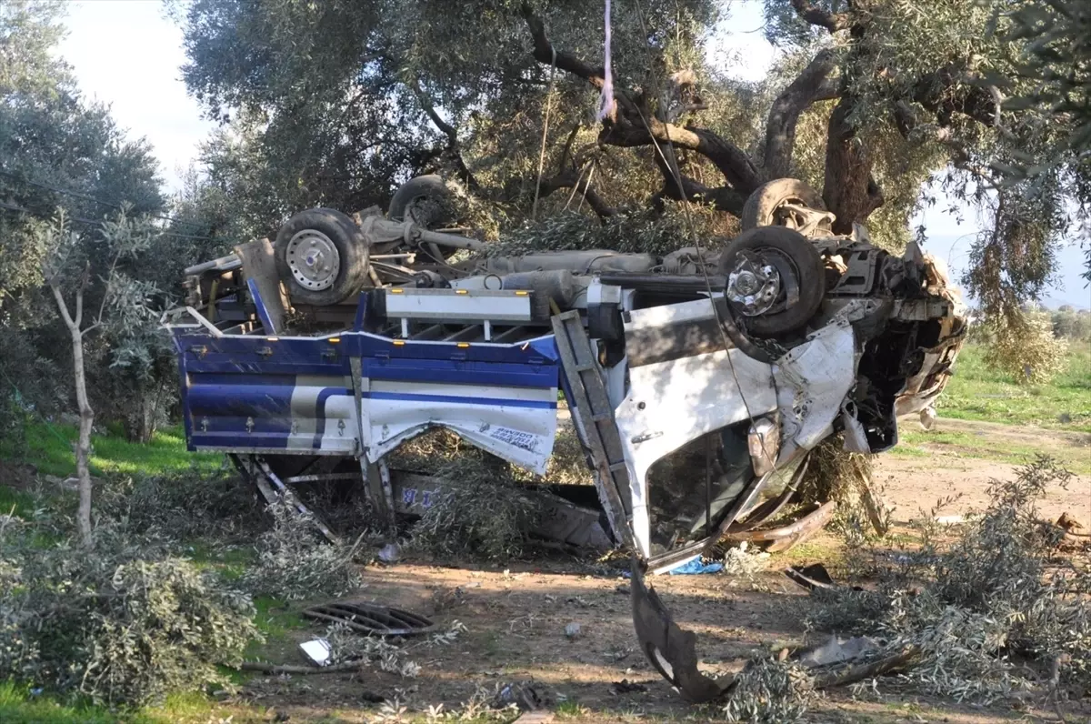 Ödemiş\'te Kamyonet Kaza Yaptı: Sürücü Yaralandı