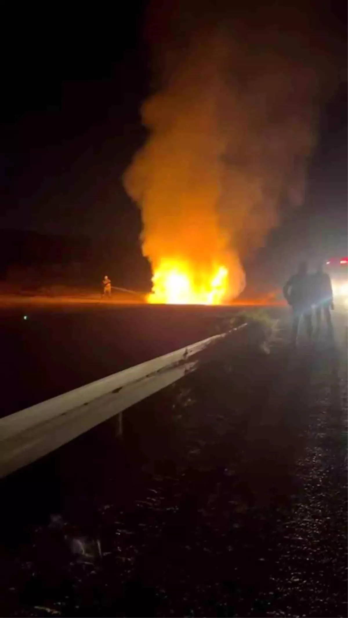 Hatay\'da Otomobil Yanarak Kül Oldu