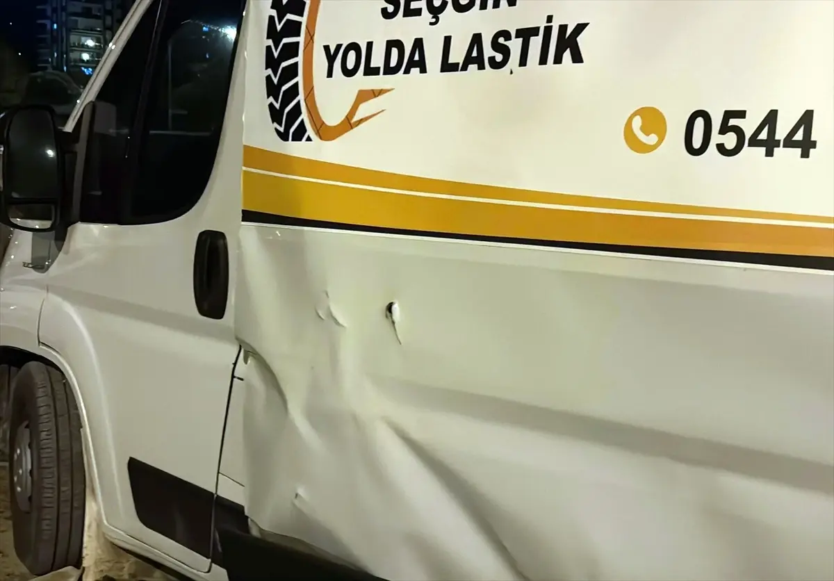 Karşıyaka\'da Panelvan Patladı: 2 Yaralı
