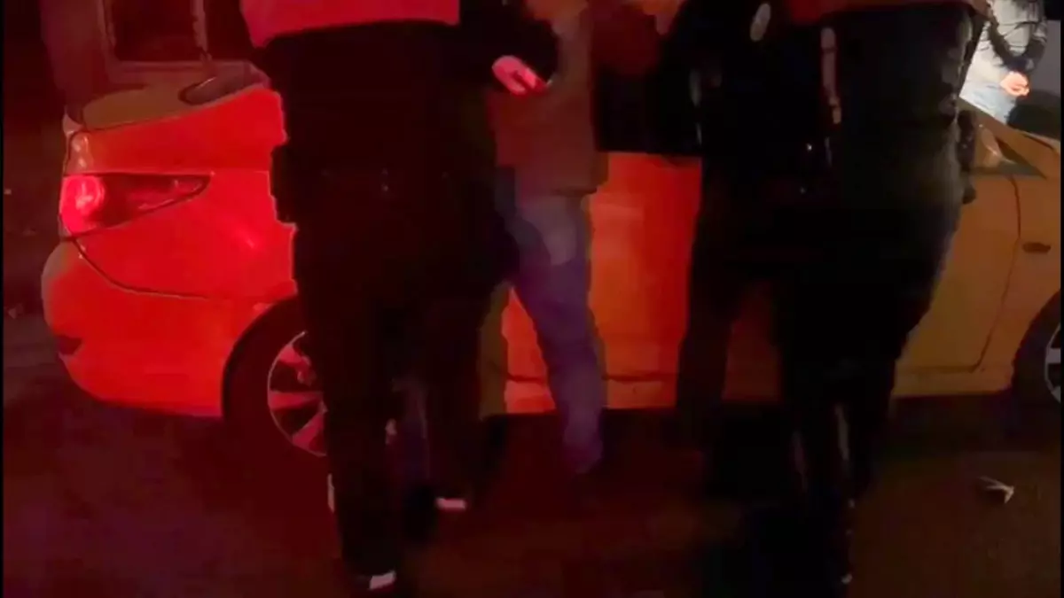 Ankara\'da Taksi Sürücüsünden Kaçış, Uyuşturucu Haplar Ele Geçirildi