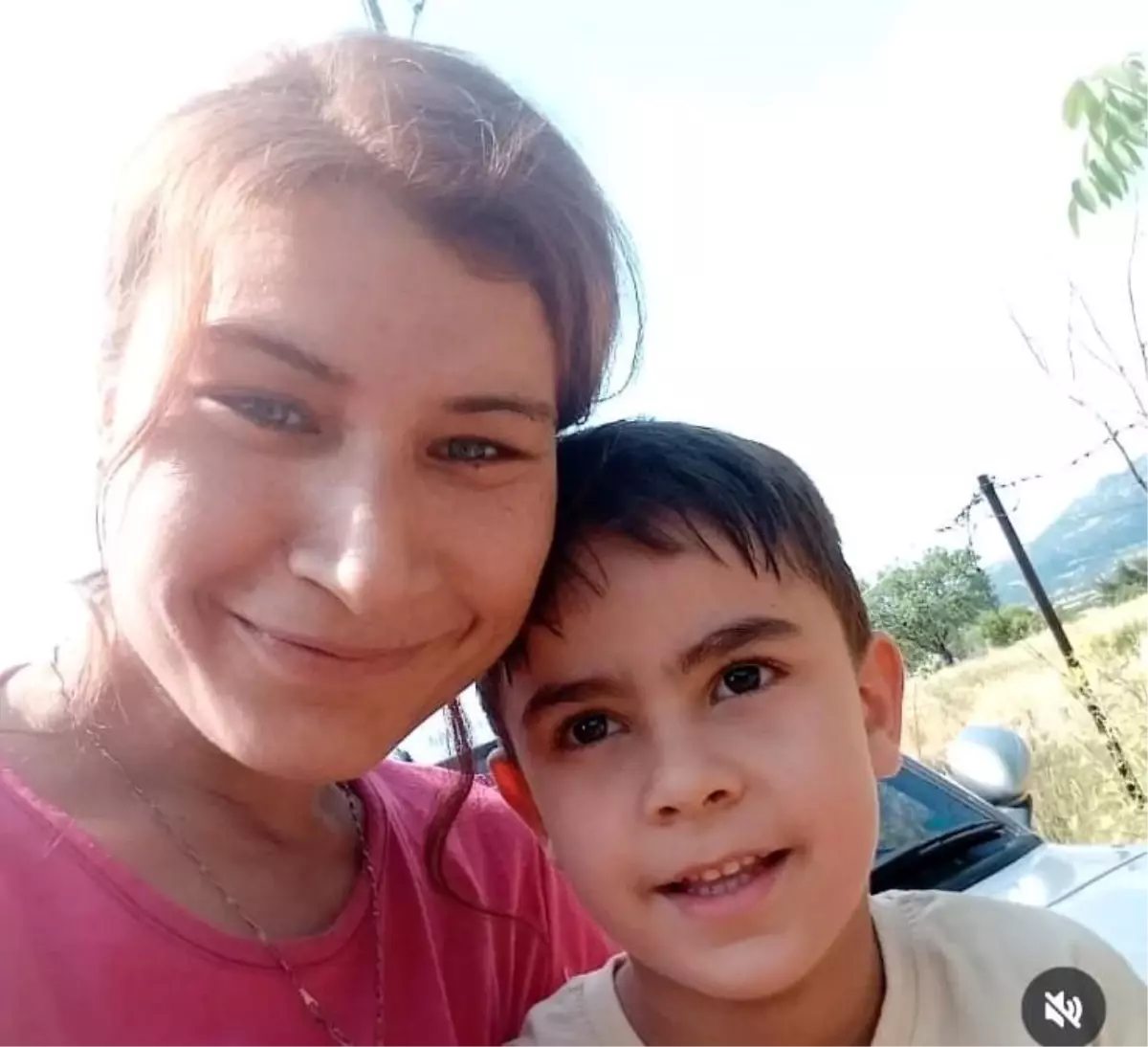 Denizli\'de Traktör Kazası: Genç Kadın Hayatını Kaybetti