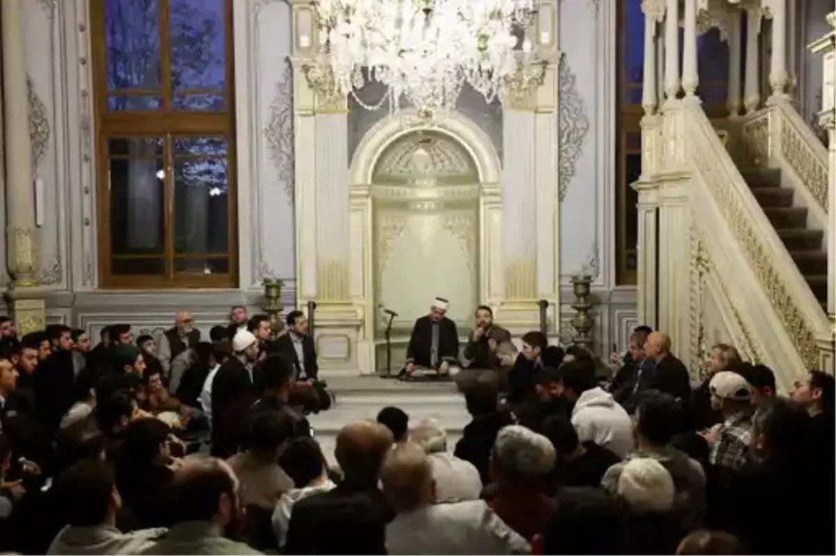 TÜGVA\'lı gençler, Teşvikiye Camii\'nde sabah namazında buluştu