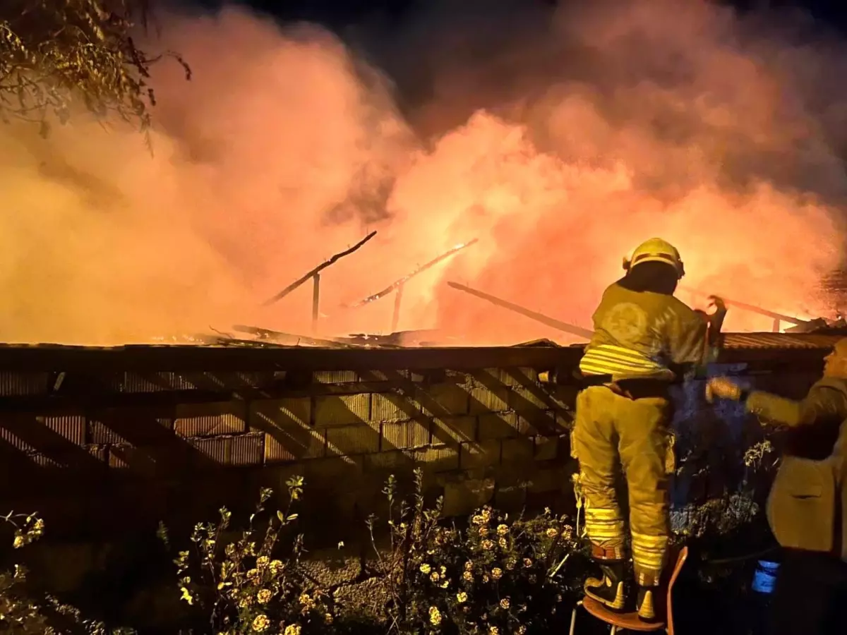 Manisa\'da Yangın: Bir Ev Kullanılamaz Hale Geldi