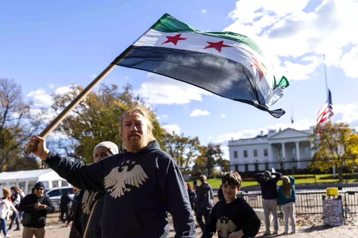 Suriyelilerden Şara\'ya Sevgi Gösterisi