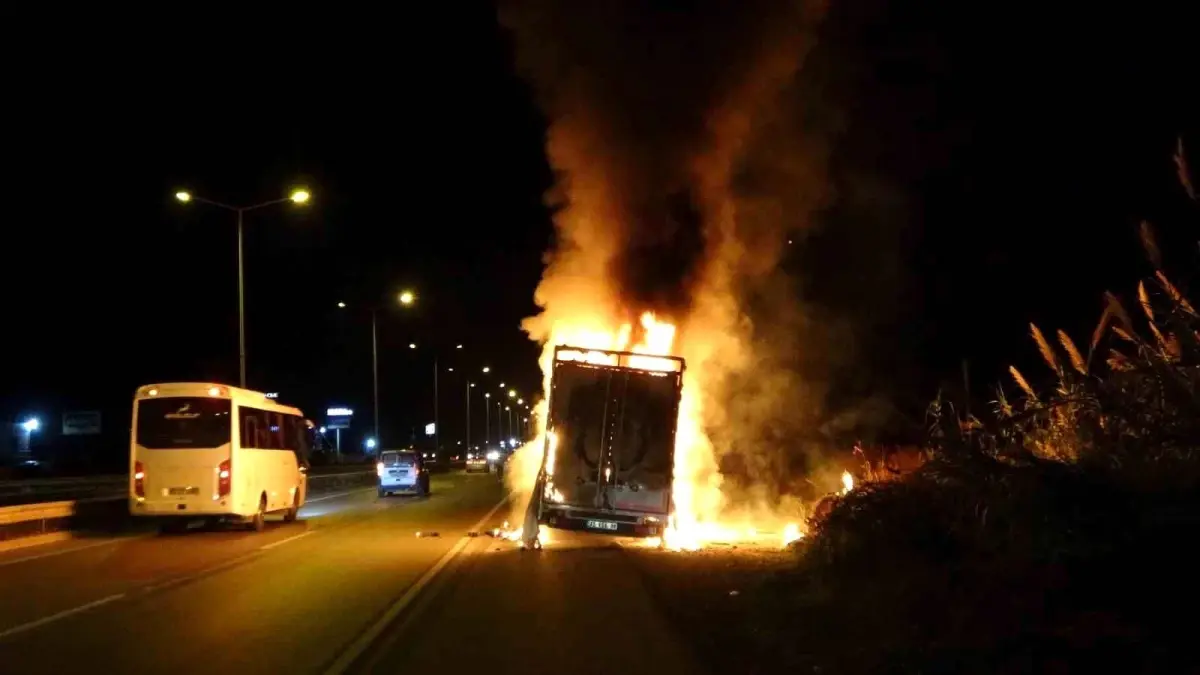 Antalya\'da Seyir Halindeki Nakliye Aracı Alev Alev Yandı